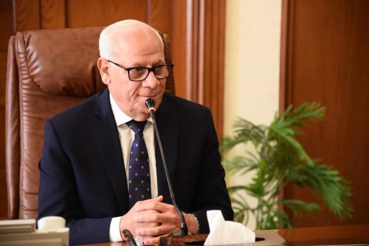 محافظ بورسعيد: استمرار أعمال وضع الأسفلت ورصف شارع النصر