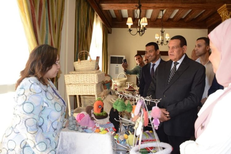 وزير التنمية المحلية ومحافظ الفيوم يتفقدان معرض «أيادي مصر»