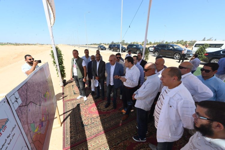 وزير الإسكان يتابع أعمال الطرق و تقنين أوضاع الأراضي بمدينة سفنكس الجديدة