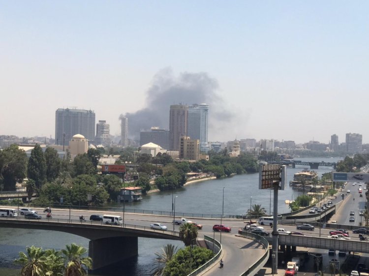 نشوب حريق في أحد العقارات بمنطقة وسط القاهرة (صور)