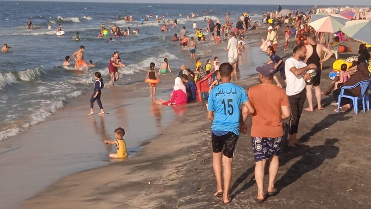 استمرار توافد المواطنين للاستمتاع بشواطئ مصيف بلطيم وتوفير جميع الخدمات