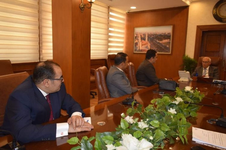 محافظ بورسعيد يلتقي مدير العلاقات الحكومية بشركة فودافون لبحث سبل التعاون