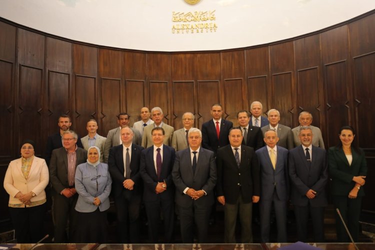 وزير التعليم العالي يشهد توقيع اتفاقية بنود الخطة التنفيذية لإنشاء الدرجات المزدوجة بين جامعتي الإسكندرية والإسكندرية الأهلية وجامعة إيست لندن البريطانية