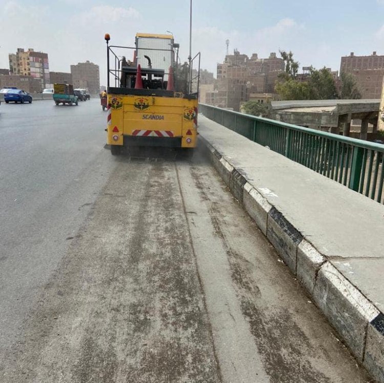 «لودر» يتسبب فى سقوط 15 متر من السور الحديدى أعلى دائرى بشتيل