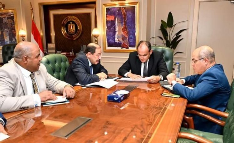 وزير التجارة والصناعة يستعرض تطورات مشروع تنمية منطقة المثلث الذهبي بالصحراء الشرقية  