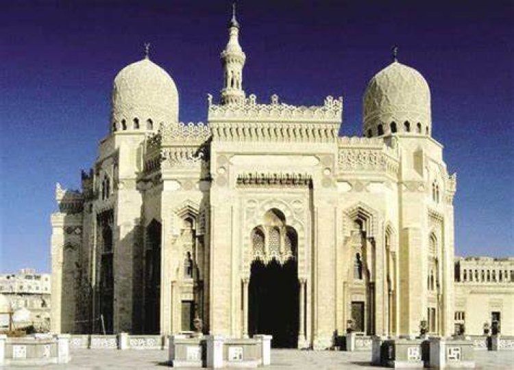 في ذكرى مولده.. حكاية الشيخ المرسي أبو العباس وقصة بناء مسجده بالإسكندرية