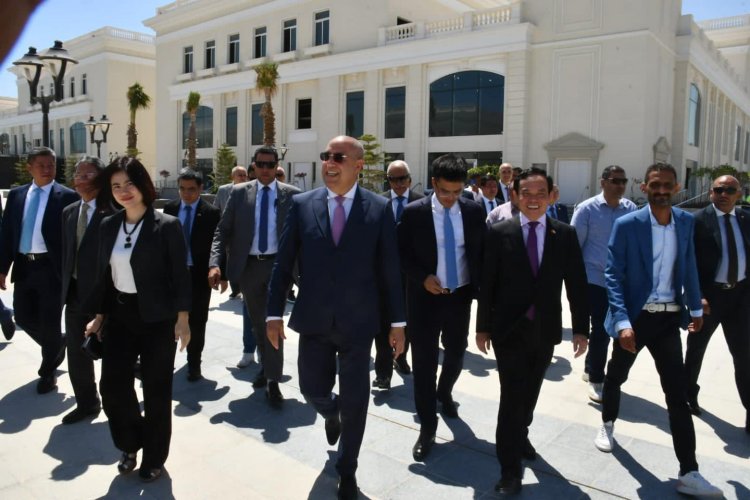 وزير الإسكان يصطحب نائب رئيس الوزراء الفيتنامي فى جولة بمدينة العلمين الجديدة | صور