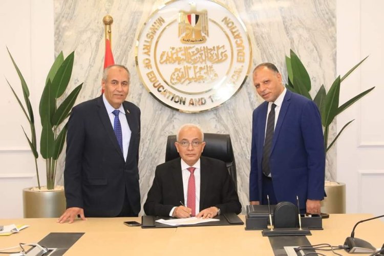 بالأسماء .. وزير التعليم يعلن أوائل الثانوية العامة رسميا