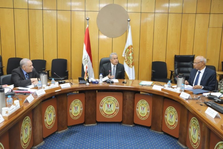 مجلس إدارة «صندوق إعانات الطوارئ للعمال» يجتمع برئاسة وزير العمل