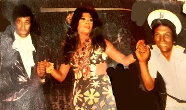 أيمن بهجت قمر يهدي ميمي جمال صورًا نادرة من «مدرسة المشاغبين»