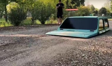 فيديو غريب يثير الجدل.. نصف سيارة على الطريق