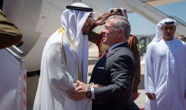 الملك وولي العهد يستقبلان الرئيس الإماراتي فور وصوله لعمان