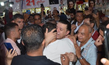 مصطفى كامل يرقص مع أحمد العيسوي بعد فوزه في انتخابات الموسيقيين..صور