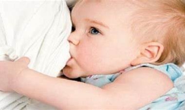 فوائد الرضاعة الطبيعية.. أبرزها حماية الطفل من مرض السكري 