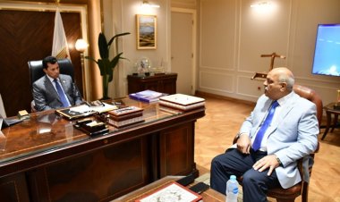 وزير الشباب والرياضة يلتقي رئيس الاتحاد المصري للرماية بالعاصمة الإدارية الجديدة