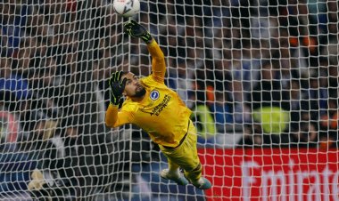 لتعويض «ميندي».. تشيلسي يتفق على ضم الحارس «سانشيز»