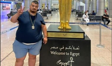 البلوجر ياسين جنكيز يصل مصر.. ويزور الأهرامات