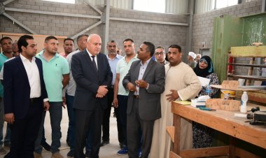 محافظ قنا يتفقد الوحدات الصناعية المنتجة بمجمع الصناعات الصغيرة والمتوسطة بنجع حمادى