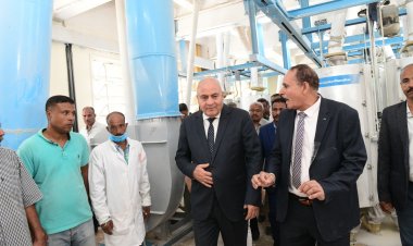 محافظ قنا يتابع سير العمل بمطحن سلندرات نجع حمادي