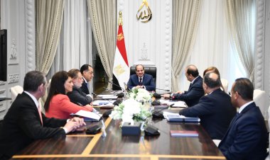 الرئيس السيسي يجتمع برئيس الوزراء ومحافظ البنك المركزي