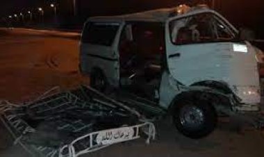 سائق يتفادى جثة على الطريق فيصطدم بركابه في الرصيف