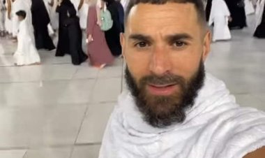 كريم بنزيما يؤدي مناسك العمرة (فيديو)