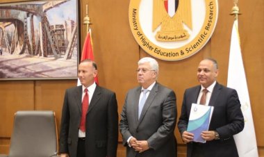 وزير التعليم العالى يشهد توقيع عقود تصنيع أول سيارة كهربائية مصرية محلية الصنع