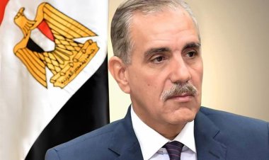 مدير مدرسة بكفر الشيخ يصلح أثاث مدرسة ويعيد تدوير الرواكد منها