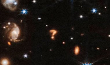 «رسالة من أهل السماء»...ظهور علامة استفهام في الفضاء يثير جدلًا واسعًا