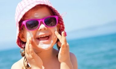 كيف نحمي الأطفال من حرارة الصيف؟.. طبيب أطفال يُجيب (خاص)