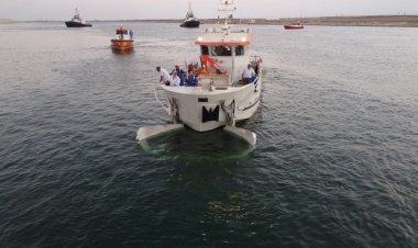 الفريق أسامة ربيع يعلن نجاح انتشال القاطرة فهد من قاع قناة السويس