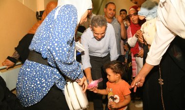 محافظ الغربية يوزع هدايا الرئيس على أبناء العاملين بشركة مصر للغزل والنسيج