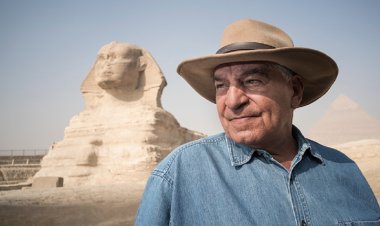 حواس ينتقد مضايقة السائحين بالأهرامات ويعلق: دي حديقة حيوانات