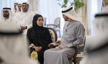 رئيس دولة الإمارات يستقبل المصورة الإماراتية نورة النيادي