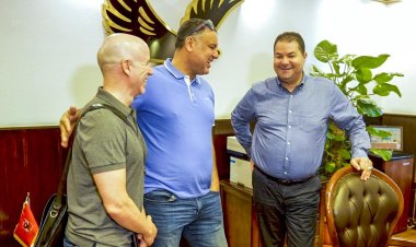 «مونزو» يتفقد دولاب بطولات الأهلي قبل تسلم مهام عمله مع فريق «الطائرة»