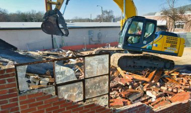 منزل يهدم عن طريق الخطأ.. وصاحبه مطالب بتعويض تكاليف الهدم