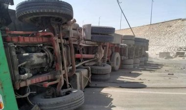 انقلاب سيارة تريلا أعلى الطريق الأوسطي بالبدرشين
