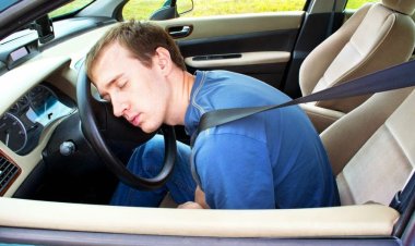 في حالة نوم السائق.. إرشادات المرور لتجنب حوادث الطرق