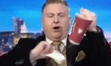 مقدم برامج بريطاني يمزق كوب كوستا كوفي على الهواء.. ما السبب؟