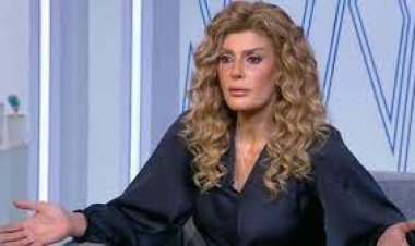 فيدرا منتقده مصلي السيدات في المساجد: «ليه دايمًا بيكون صغير ومكتوم؟» (فيديو)