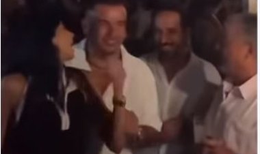 بعد داليدا خليل.. ظهور عمرو دياب محتضنًا فتاة جديدة