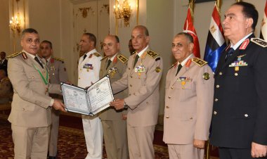 وزير الدفاع يكرم قادة القوات المسلحة المحالين للتقاعد