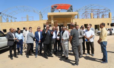 محافظ الوادي الجديد يتفقّد الموقف الإنشائي لنادي الهجن بالخارجة