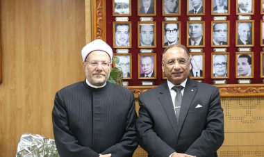 رئيس هيئة قضايا الدولة يُهنئ مُفتى الجمهورية بمد خدمته