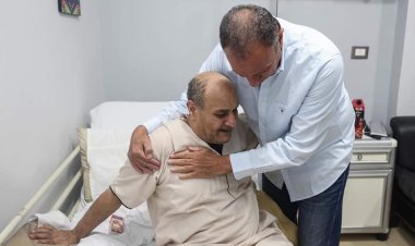 بعد أزمته صحية.. الخطيب يطمئن على لاعب الأهلي السابق بالمستشفى | صور