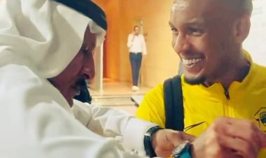 هدية ثمينة من إعلامي سعودي للبرازيلي فابينيو بعد فوز الاتحاد (فيديو)