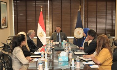 وزير السياحة والآثار يلتقى الرئيس الشرفى لمركز جون كيندى للفنون المسرحية