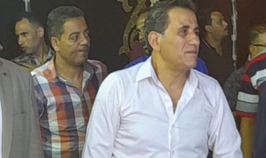 شاهد|  انهيار أحمد شيبة أثناء تلقيه العزاء في والدته