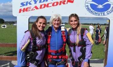 العمر مجرد رقم.. جدة بريطانية تحتفل بعيد ميلادها الـ90 بالقفز من ارتفاع 12 ألف قدم