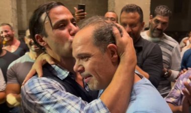 لم يتمالك دموعه.. موقف مؤثر بين محمد إمام وشقيقه رامي (فيديو)